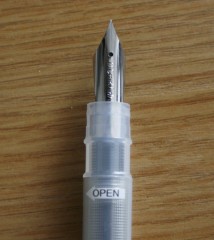 Detalle de la punta de la pluma Tachikawa Manga Pen School